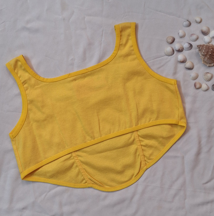 پشت نیمتنه صاف وکوتاهتره