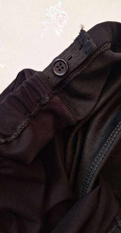 کمرشلوار رگلاژی هست بااین دگمه تنظیم میشه