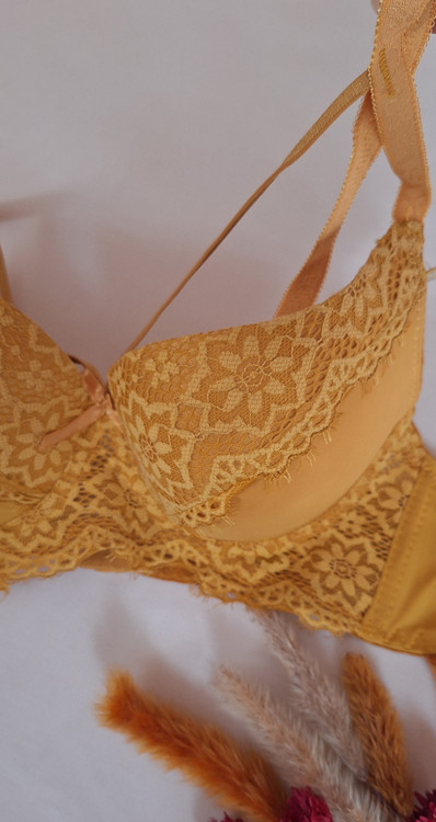 بندهارنس که بالای کاپ دوخته شده