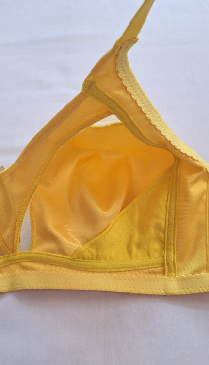 داخل سوتین قسمتی دوخته شده که جمع کننده سینه میباشد